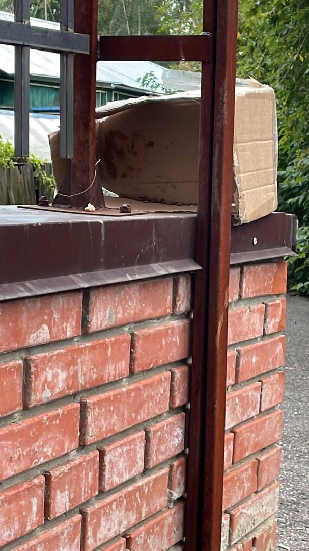 сидя в этой коробке малыш ждал своей участи