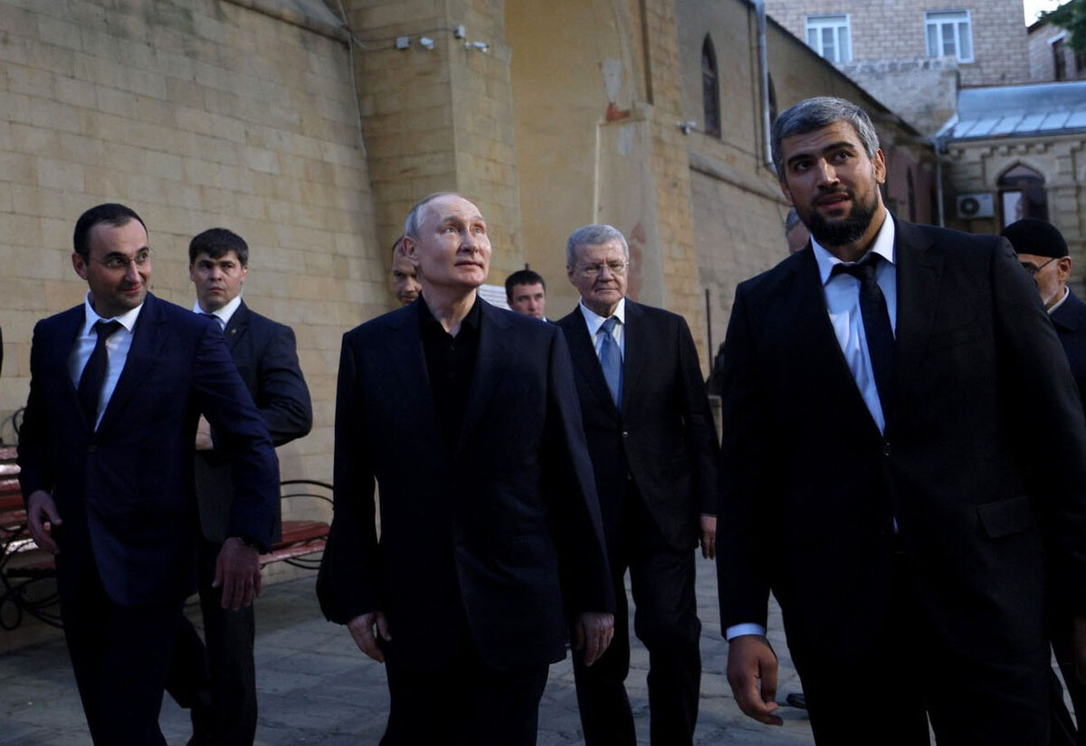 Возвращаясь к визиту человека, очень похожего на Владимира Путина в Дагестан, где тот внезапно показал чудеса коммуникабельности и открытости при общении, как с простым народом, так и с местными...-3