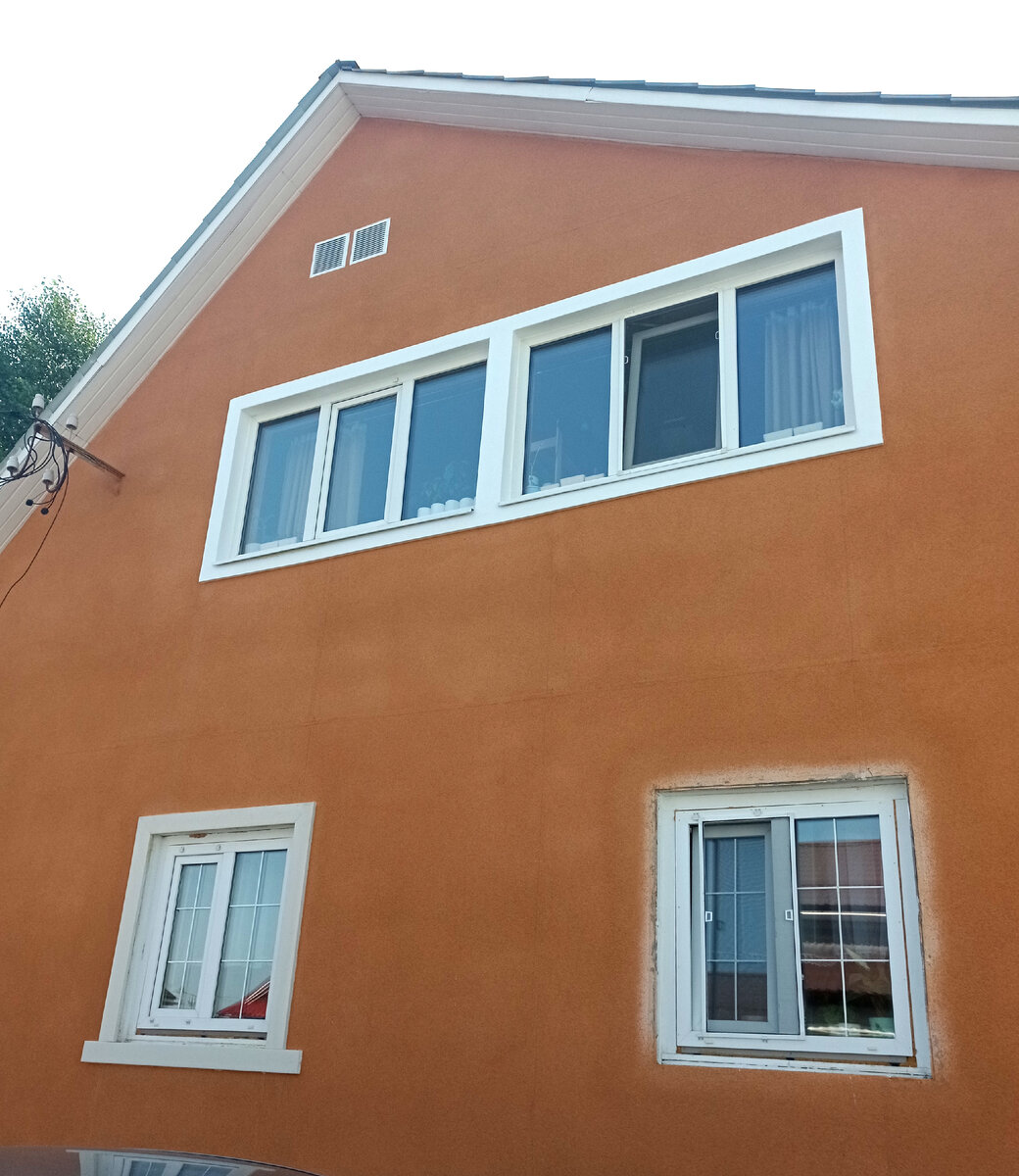 Сын продолжает доделывать работы по дому, но закончилась лепнина