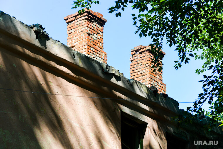    Со слов жителей, крыши и стены домов осыпаются на глазах