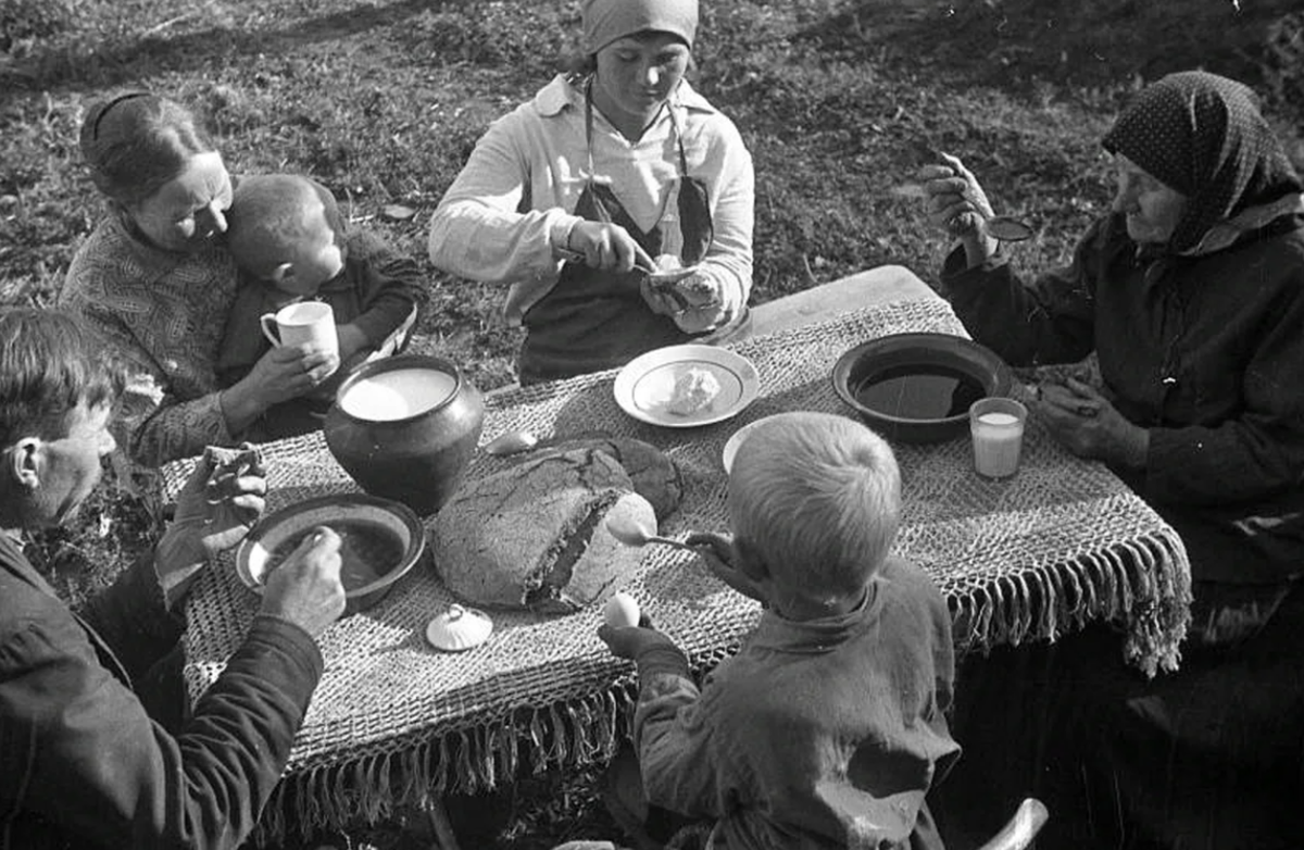 Крестьянская семья за столом. Обед советского человека. Еда крестьян. Обед в деревне.