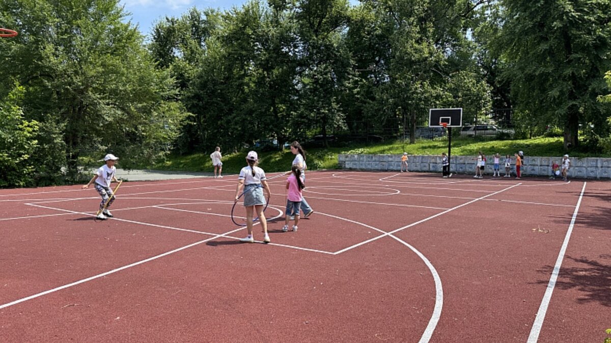     В этом году в дальневосточной столице Владивостоке ремонтируют и возводят более 30 стадионов и спортивных площадок. На эти цели из краевого бюджета выделено около 350 миллионов рублей.