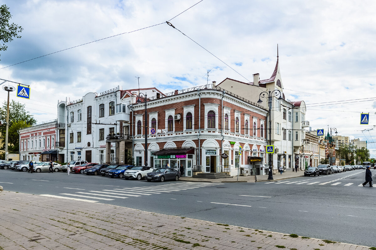 Вид на бывшую усадьбу Бахаревых с площади Революции  