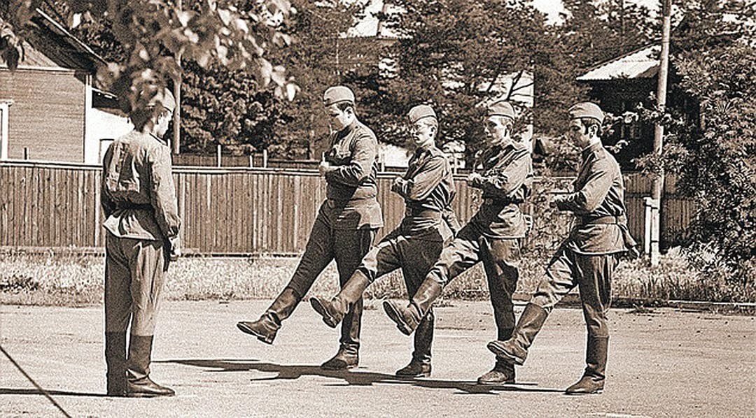 Кто из нас, служивших в 80-90-е годы не помнит то время, когда получив повестку из военкомата мы разъезжались в воинские части по все стране и жизнь наша кардинально менялась тогда. Менялась наша жизнь, менялись и мы, становясь другими.