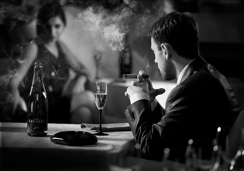 Ушла любовь расставание. Парень и девушка в кафе. Палец у губ. Мужчина скучает по женщине. Палец в рот.