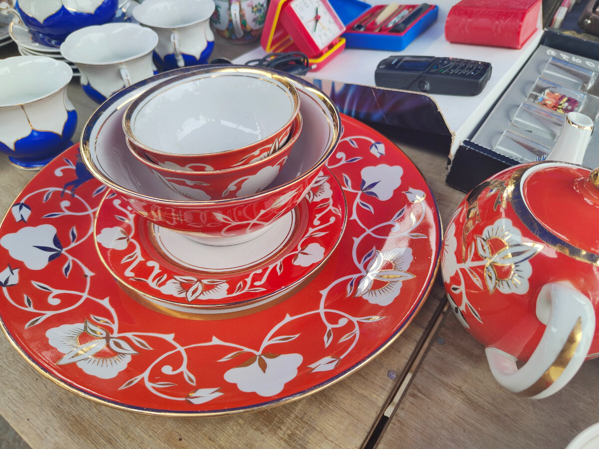 Предметы большого чайного набора, если не ошибаюсь Ташкентский ФЗ. Ляган и пиалы. Состояние очень хорошее, цена 2500 рублей за все. Все фото автора