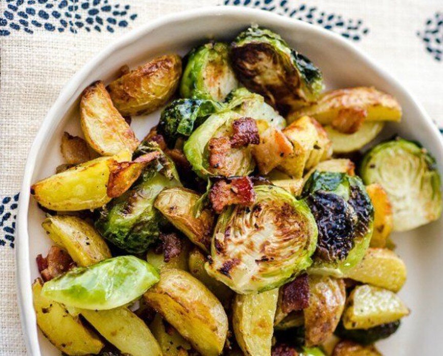 Брокколи в духовке запеченные. Картошка с овощами. Брокколи с картошкой в духовке. Картошка с цветной капустой в духовке. Курица тушеная в духовке.