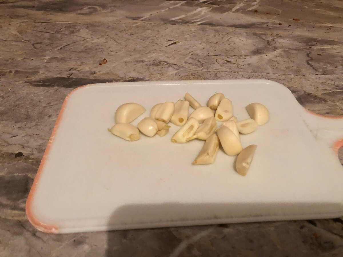 Чеснок 🧄 чистим и режим пополам 