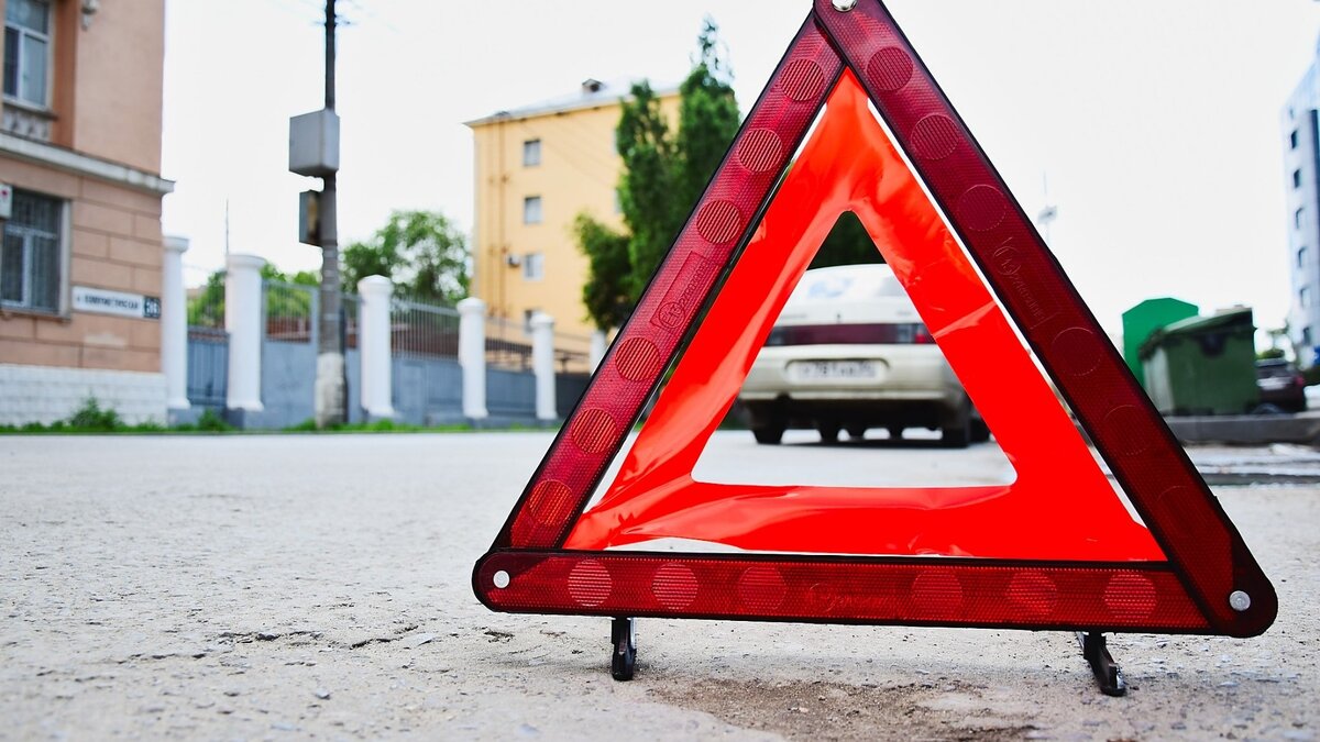     Автобус столкнулся с грузовиком, а затем возникли еще несколько столкновений между другими автомобилями; все пассажиры выжили.