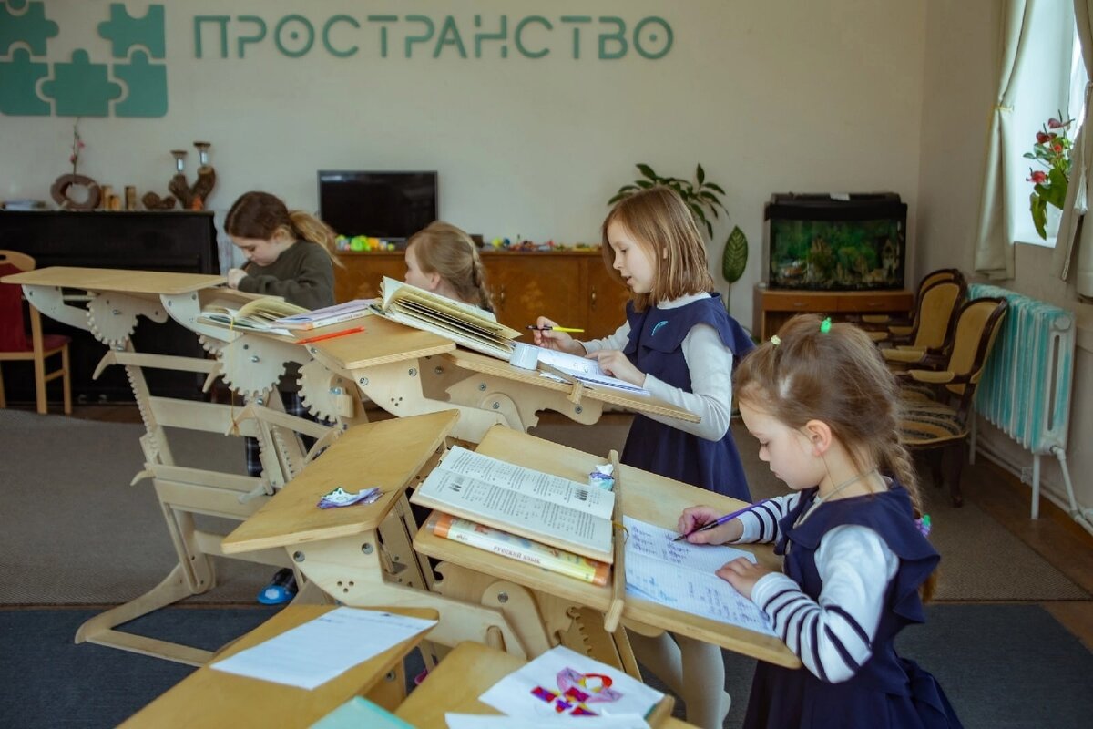 О конторках мы узнали прямо от самого автора здоровьесберегающих технологий. Знали Владимира Филипповича лично, сотрудничали с ним… Коллеги из Подмосковья, которые открыли первую школу «Пространство» в п. Лесной, выбрали компанию Живи Стоя, а мы просто пошли по их стопам. 
Все родители у нас образованные, к работе за конторками отнеслись положительно. Мы подробно объясняем, почему всё именно так, и они воспринимают с восторгом. Но с осанкой всё классно только у первоклашек, потому что они уже пришли ровненькие. У учеников, пришедших из обычной школы в возрасте 2-3-4 класса очень большие деформации осанки, которые не исправляются только с помощью конторок. Нужен целый комплекс других мер».

К счастью, в школе уделяют большое внимание коррекции физического и психического состояния детей.
