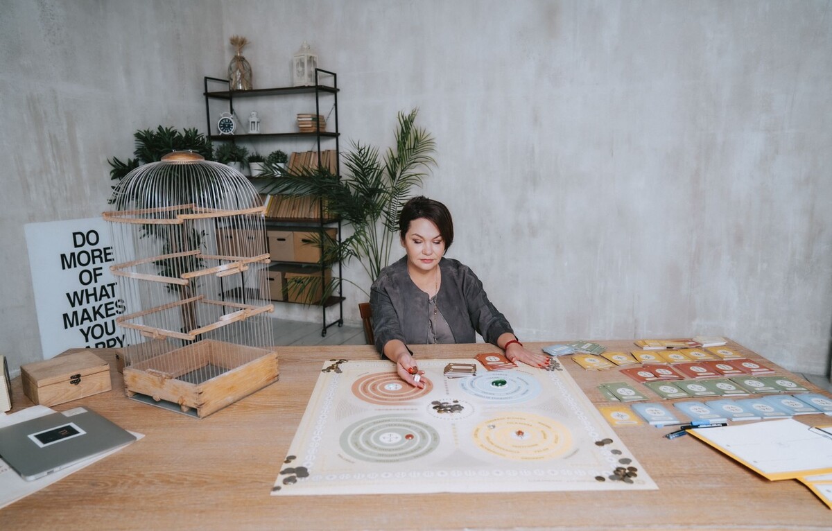 Автор игры "Я и Деньги" Татьяна Кузнецова. Психолог, игропрактик с опытом работы более 16 лет. Основательница БЮРО Психологических Игр. Провела более 750 игр.