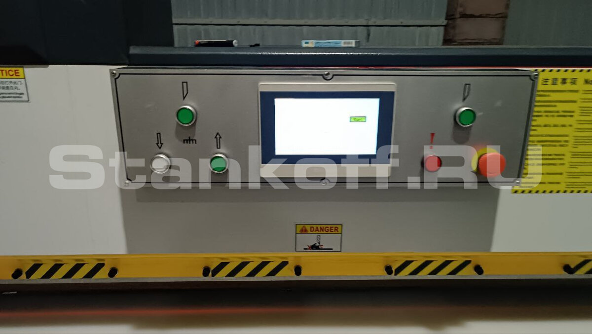 Лаконичная панель управления расположена на фронтальной части станка 
