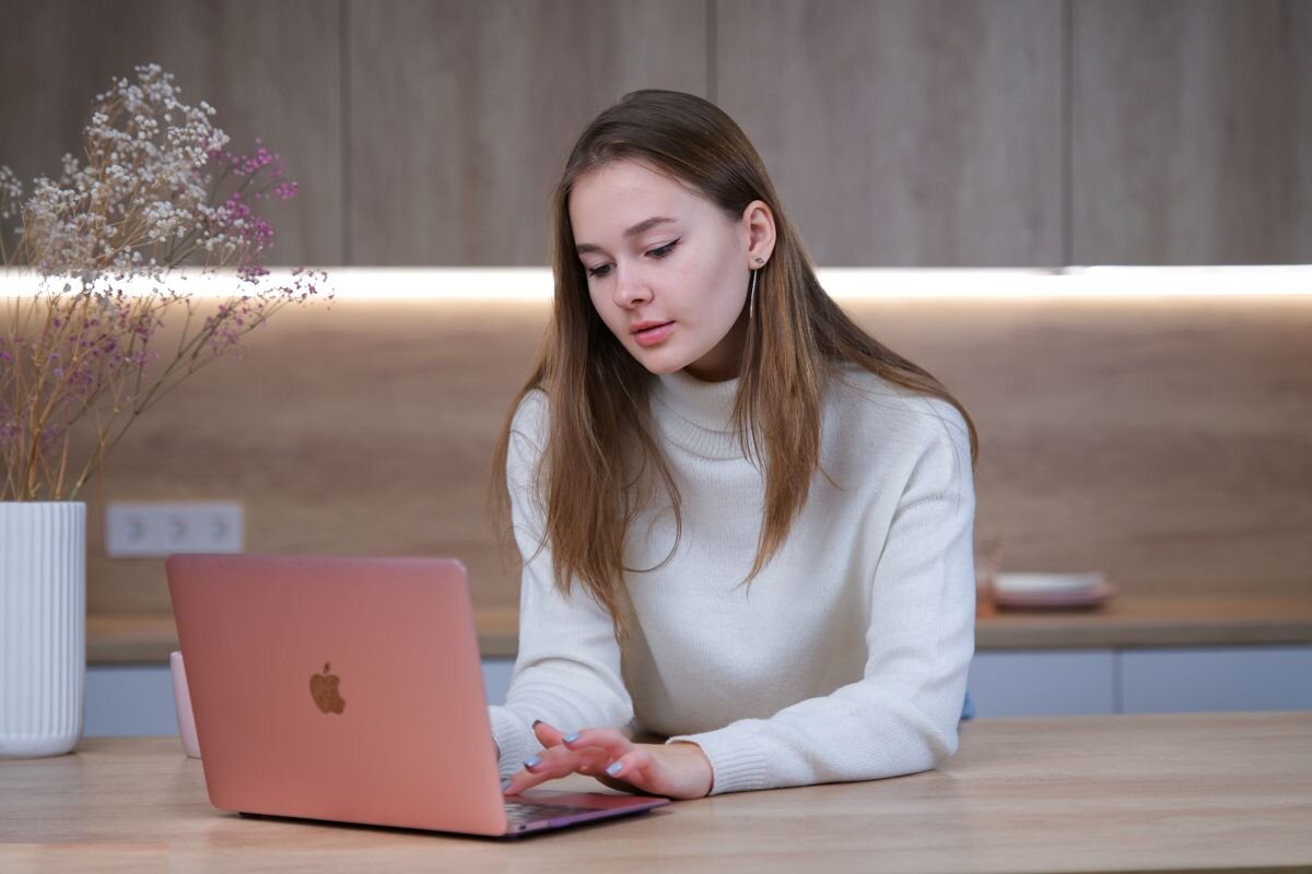    Макбук — лучшая моя покупка за последние годы. Источник: EugeneEdge / Shutterstock.com
