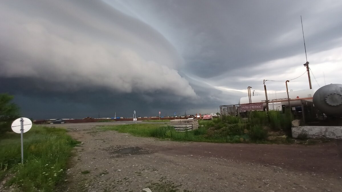     Вечером в четверг 13 июля на юг Красноярского края обрушился ливень с грозой и ветром — затопило улицы и дома, повалило несколько деревьев. Спросили синоптика и авиаэксперта, может ли непогода дойти до Красноярска.