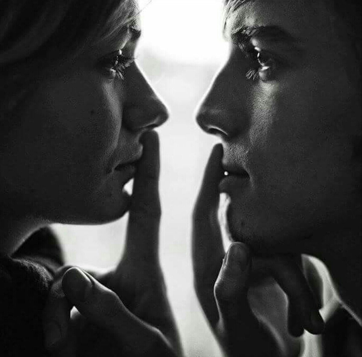 Долго смотрим глаза друг другу. Молчаливая любовь. Влюбленные взгляды. Двое молчание. Мужчина и женщина глаза в глаза.