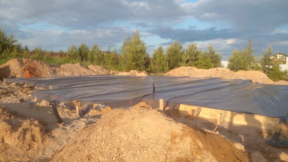 В качестве основания загородного дома строители чаще всего предпочитают столбчатый, свайный, ленточный, или плитный типы фундаментов.