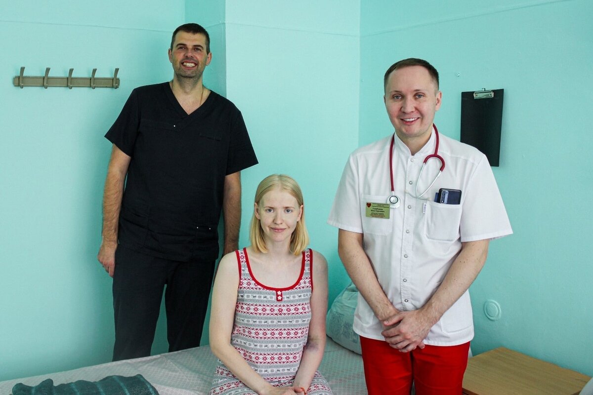  Пациентка вместе со спасшими ее врачами