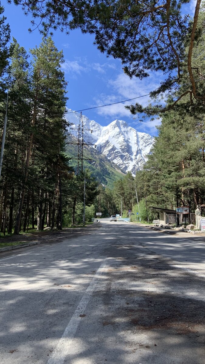 Поворот на Чегет по пути к Терсколу от нашей гостиницы.