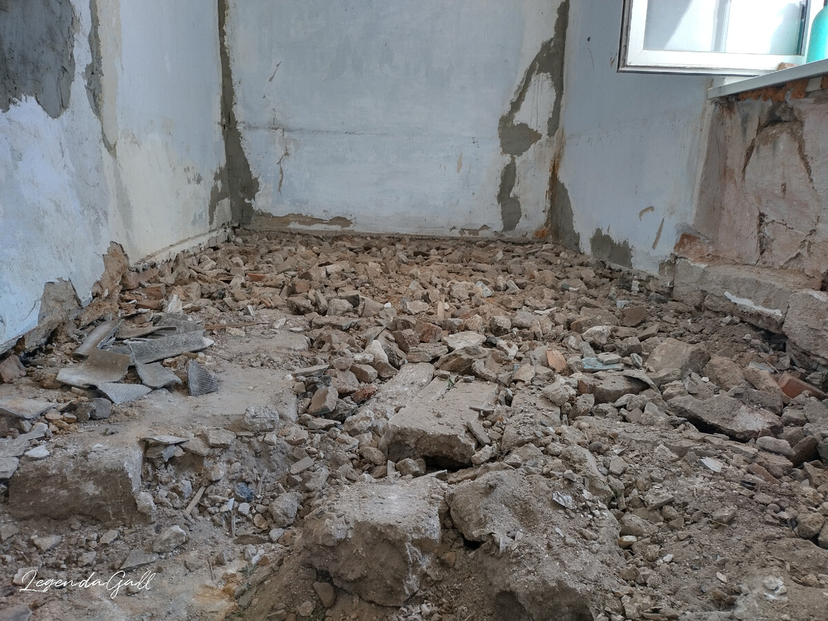 Чуть больше половины комнаты подравняла. До продольного открытого каменюки