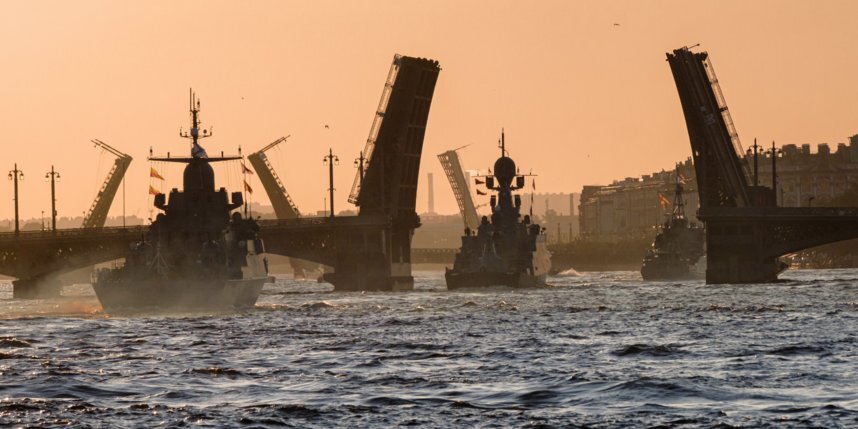    В Петербурге готовятся к параду ВМФ. Фото: Алена Бобрович.