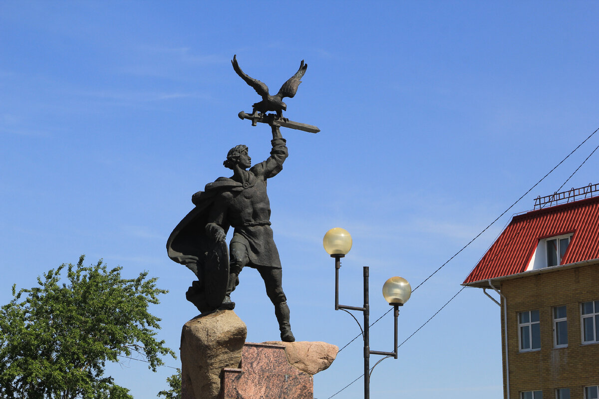 Памятник Князю Владимиру Храброму-Донскому в Малоярославце. Фото: Игорь Мартынов.