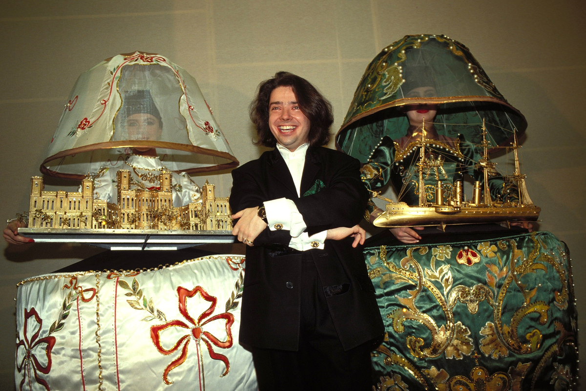 Фотография Валентина Юдашкина с моделями.