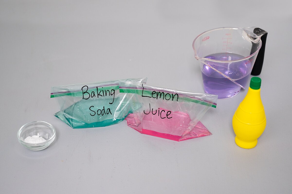 Реакция, которую вы наблюдаете, связана с химической реакцией между кислотой (лимонный сок) и основанием (сода). При смешивании кислоты и основания образуются новые вещества, такие как соль и вода. Краситель помогает вам наглядно отследить процесс смешивания растворов.