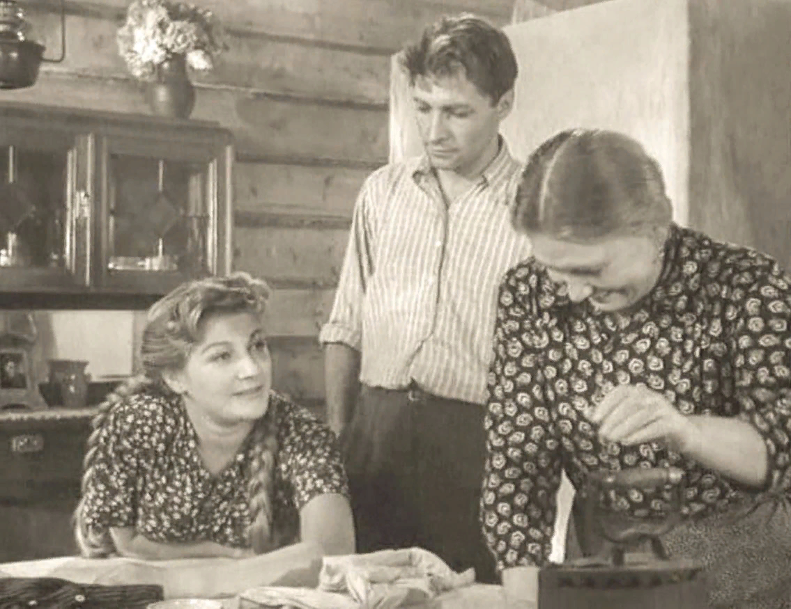 Лариса (слева) с будущей свекровью (справа) пыталась отвадить Матвея (в центре) от Антонины.