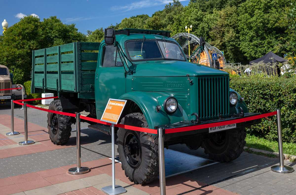 Ретрорейс» прокатился по Москве: самые яркие автомобили | Motor.ru | Дзен