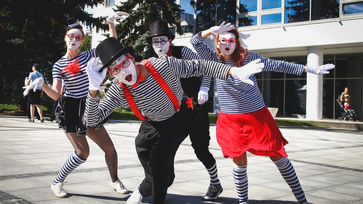     Для маленьких тюменцев будут работать аниматоры, веселые старты и мини-гольф.