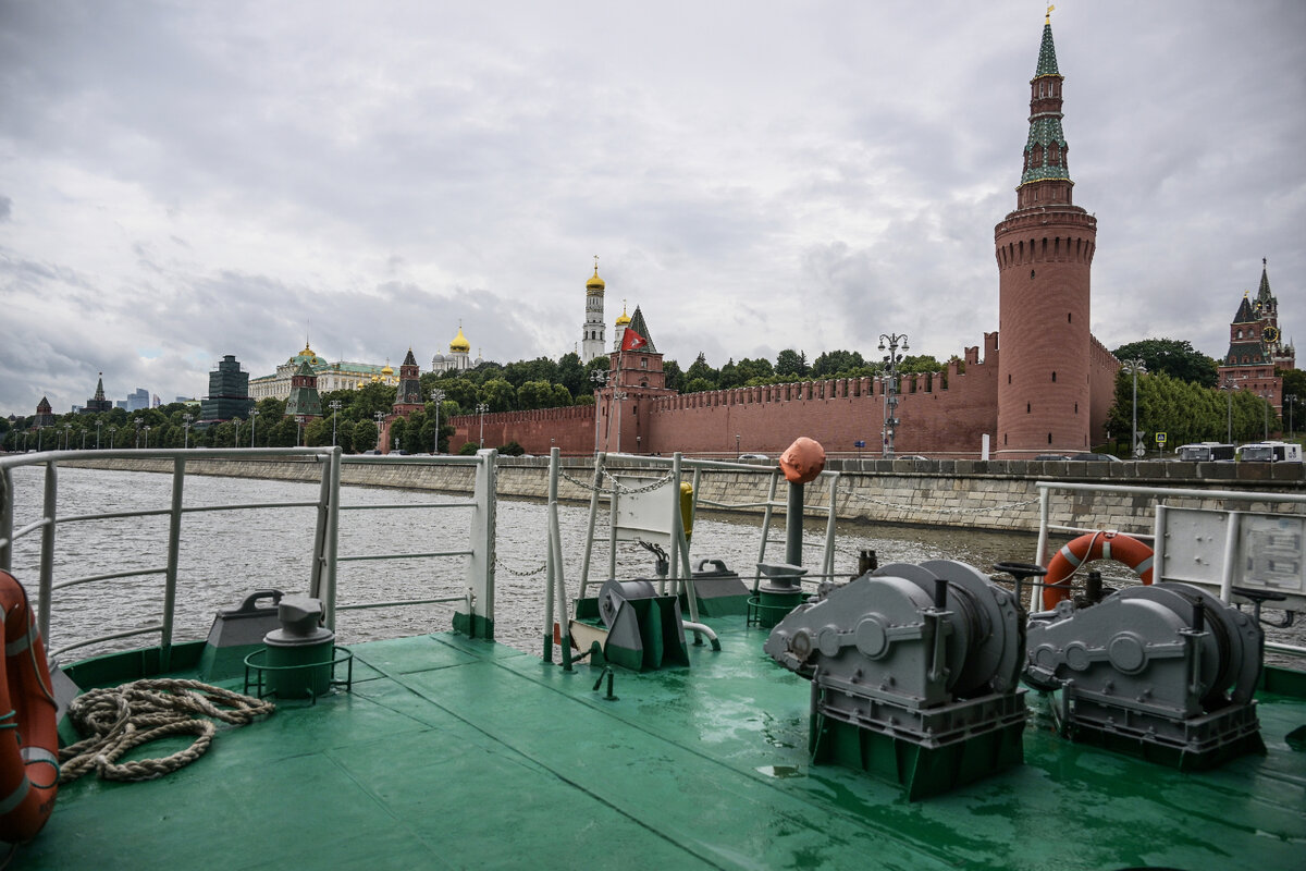 Московская акватория. Софийская набережная парад Победы. Софийская набережная вид на парад Победы. Беклемишевская башня. Храм Василия Блаженного мост Москва река.