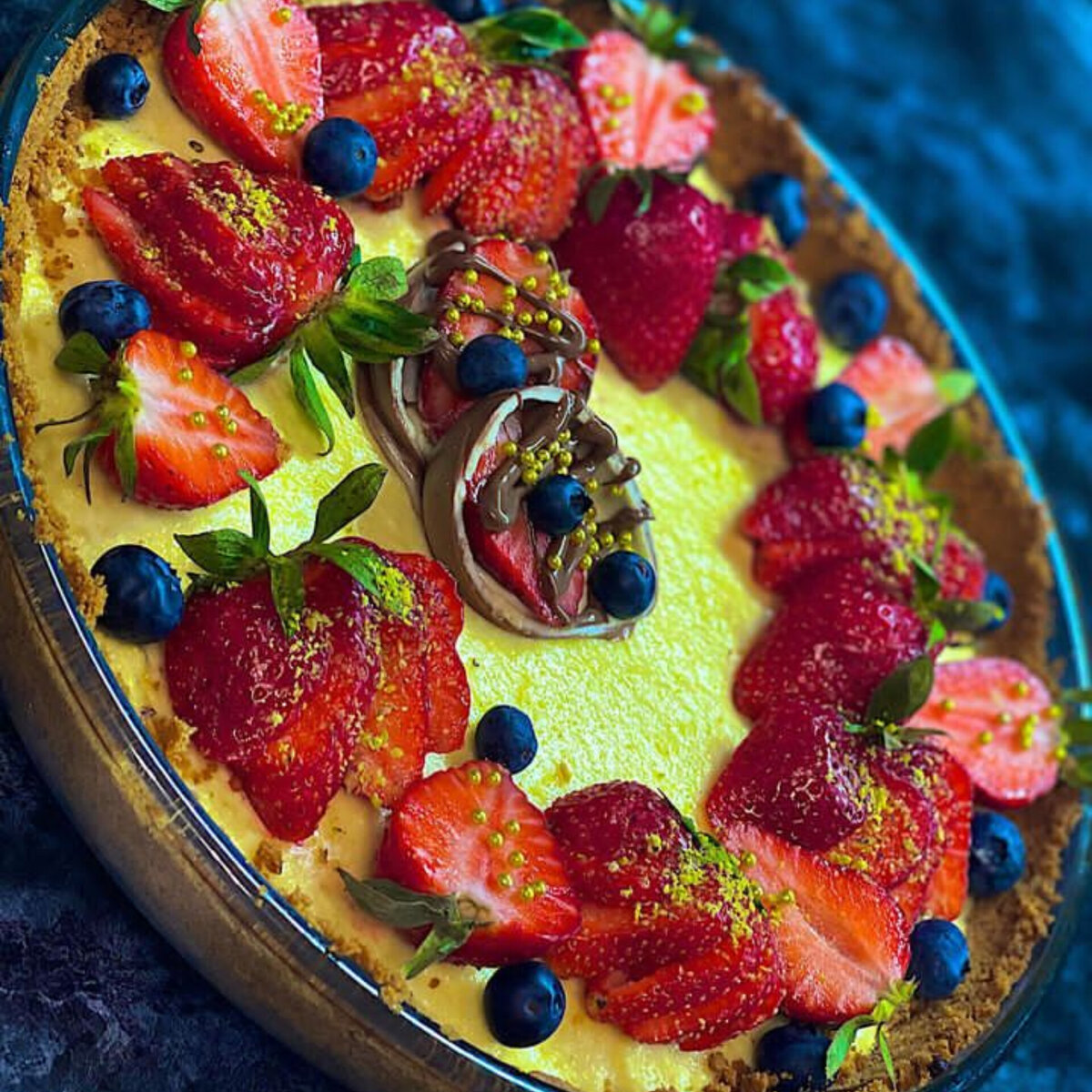 Хочу поделиться с вами рецептом чизкейк, Нью-Йорк. Этот вкуснейший рецепт пришёл нам из Америки. Вариантов чизкейка множество. Но начнëм мы именно с классики. Готовиться такой чизкейк достаточно просто. В результате вы получите вкусный и нежный чизкейк. 