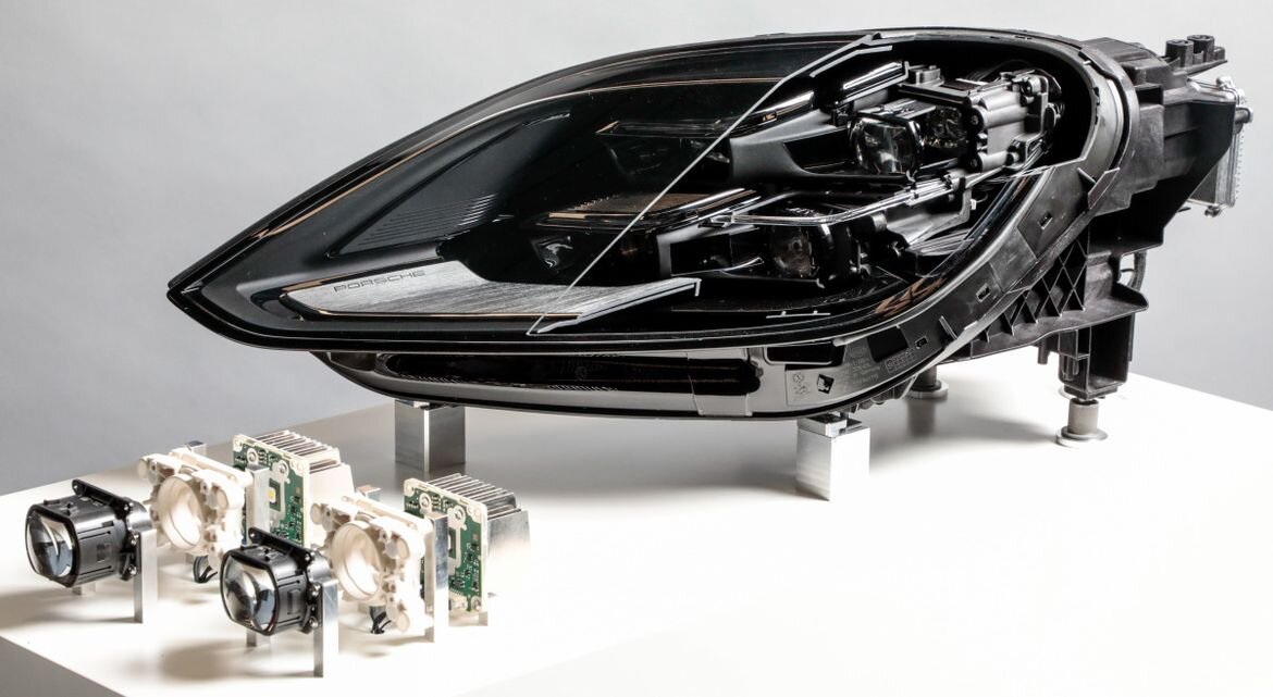 Компания Hella поделилась подробностями о конструкции цифровой системы светодиодного головного освещения для кроссовера Porsche Cayenne последнего поколения.