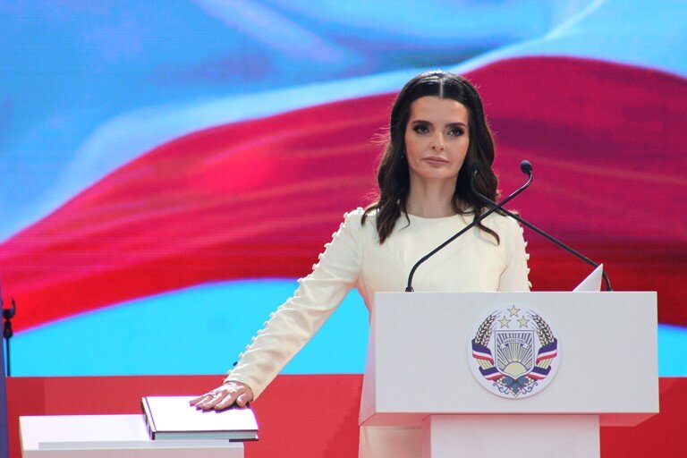 Евгения Гуцул даёт торжественную клятву верности гагаузскому народу