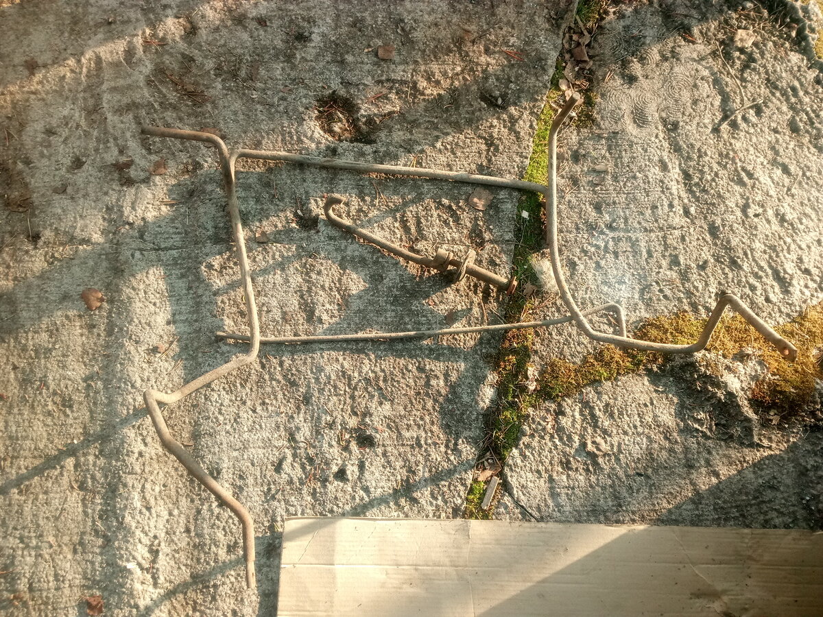 Эта штука держала запаску под днищем.