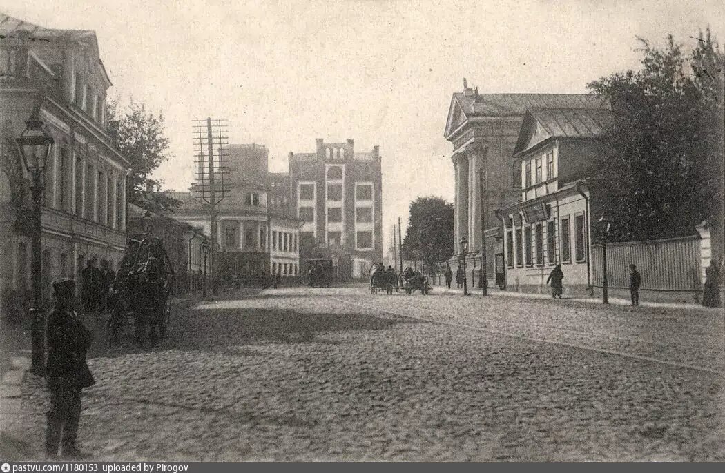 Самая ранний снимок Пятницкой, на котором видно портик дома Рекк, 1904-1905 гг.