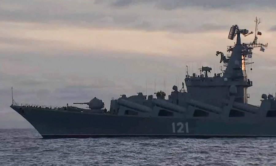 Ракетный крейсер "Москва" Черноморского флота во время отработки действий по ведению морского артиллерийского боя - Фото: П/с Черноморского флота/ТАСС