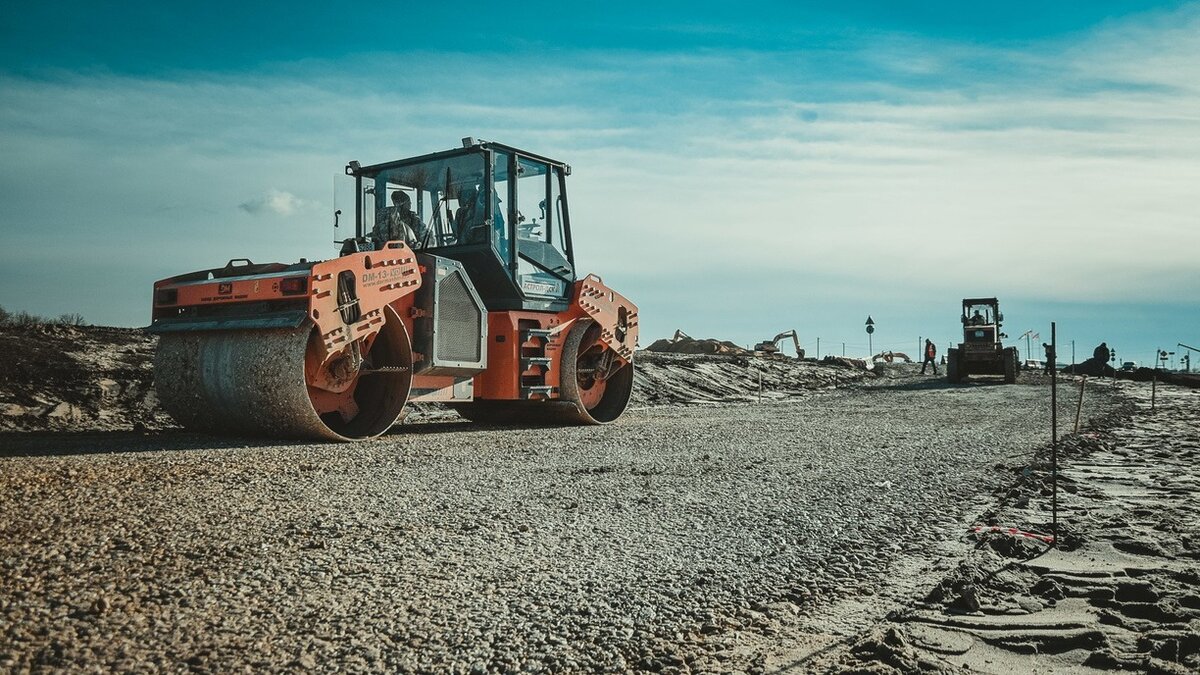     В 2023 году продолжается асфальтирование дорог на острове Русский. Теперь дорогу проложат с главной трассы по направлению к посёлку Экипажный.