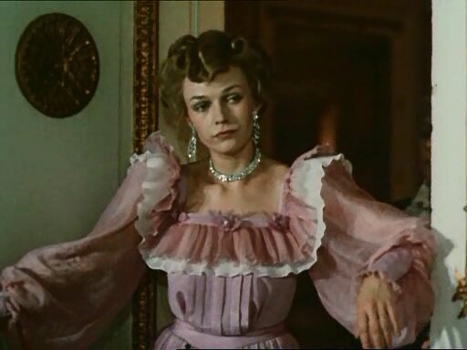 Верх платья неуловимо напоминает блузки 1980-х. Вообще, Наталья Андрейченко играет скорее свою современницу, чем австро-венгерскую аристократку.