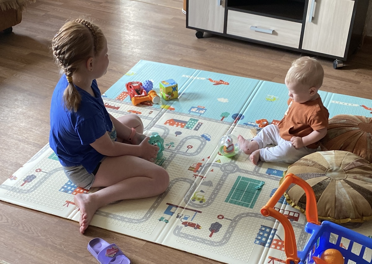 Они чудесно ладят, это хорошо. Мать почти на выходном.