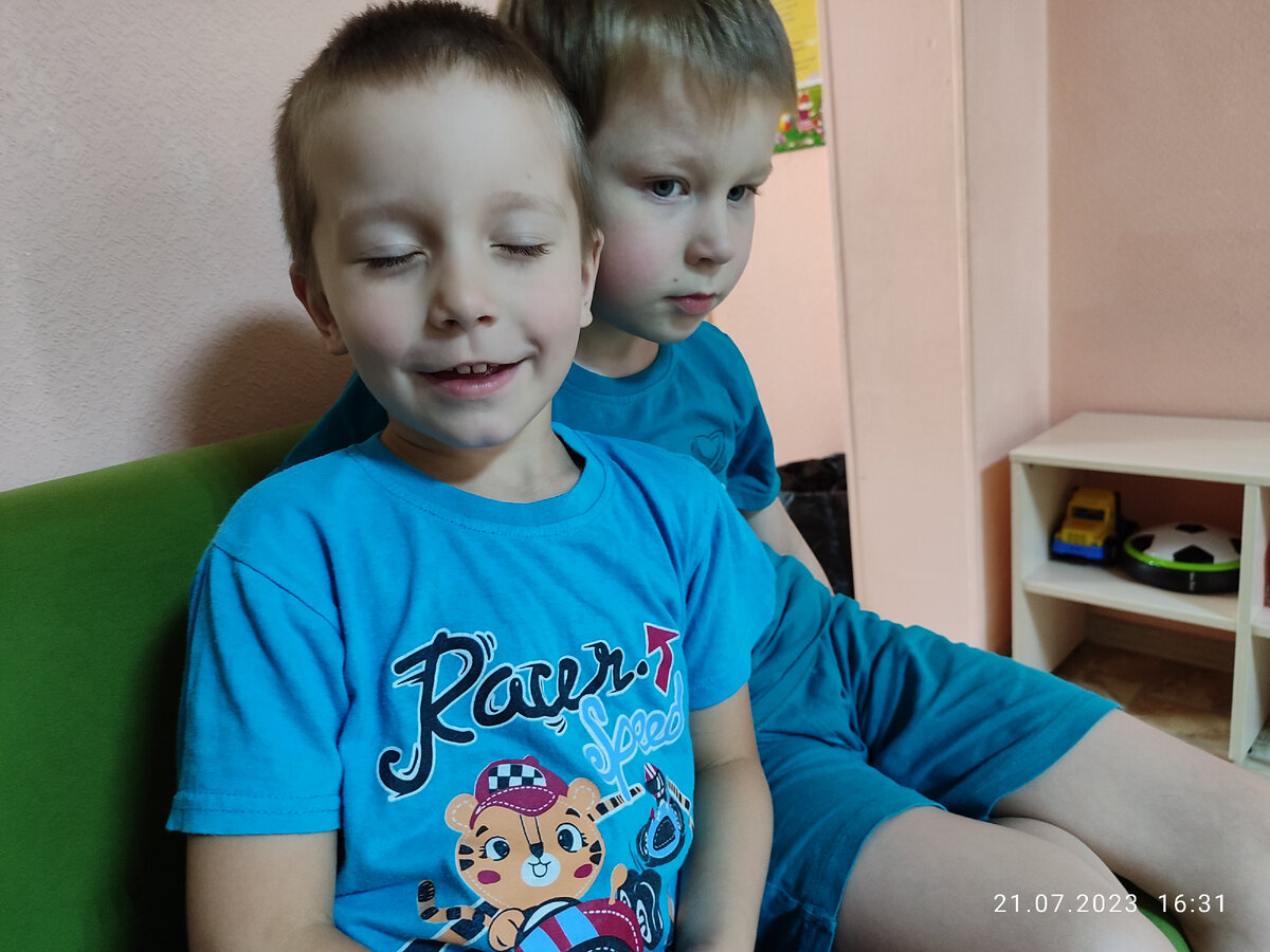 Паша, Вадя. С закрытыми глазами Вадим изображает любовь к Паше. Это не я придумала, это Вадя мне так сказал)))