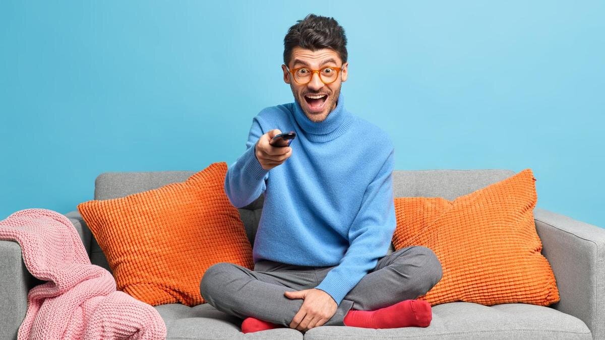    Мужчина с пультом:Freepik