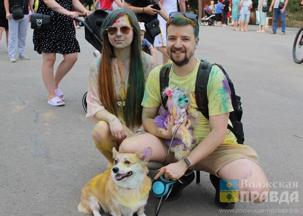 Краски холи добавили драйва открытию нового молодежного центра📷    Опен-эйр, Чебурашка и бесплатное мороженое: в Волжском открылся новый молодежный центр
