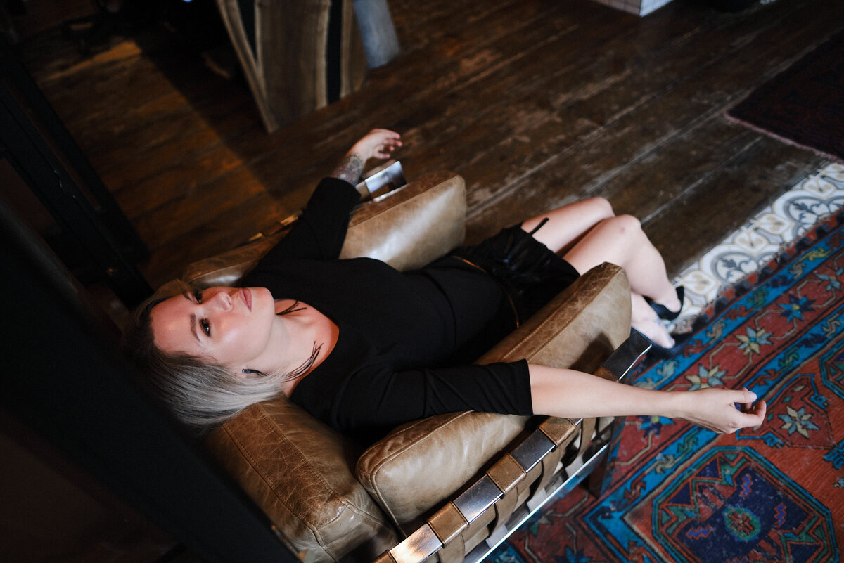 Существуют социально поощряемые и не поощряемые эмоции. Важно знать их и проживать без страха осуждения.