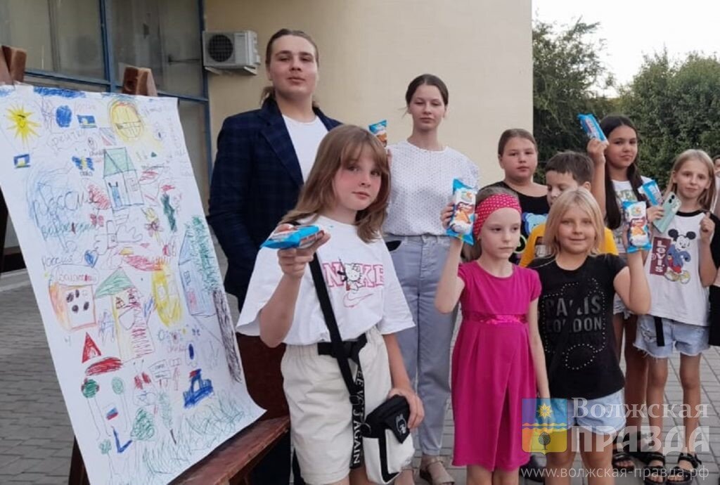 Юные проектировщики со сладкими призами📷     Скамейка поцелуев, сад радости и ролледром: юные волжане подарили городу проекты его будущего
