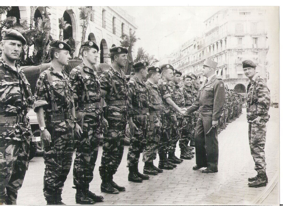 В ночь на 22 апреля 1961 года первый парашютный полк Иностранного легиона (1e REP) взял под контроль все правительственные учреждения Алжира. Это выступление поддержали другие полки Иностранного легиона и 25-я парашютная дивизия французской армии. К ним готовы были примкнуть подразделения морской пехоты и некоторых других военных частей, но верные де Голлю командиры сумели удержать их в казармах. 