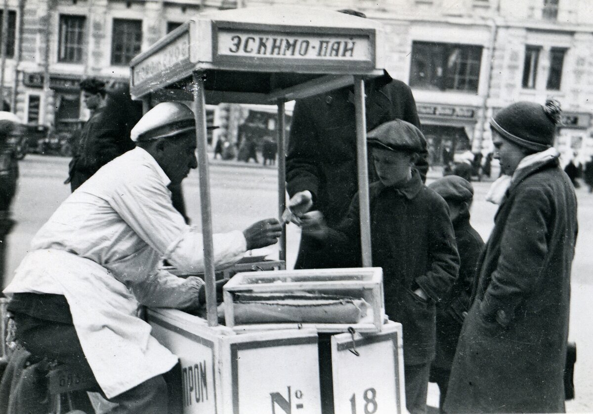 Продажа эскимо-пай в СССР в 1935 году. Источник Викимедиа. Фото Эрик Сундвор.