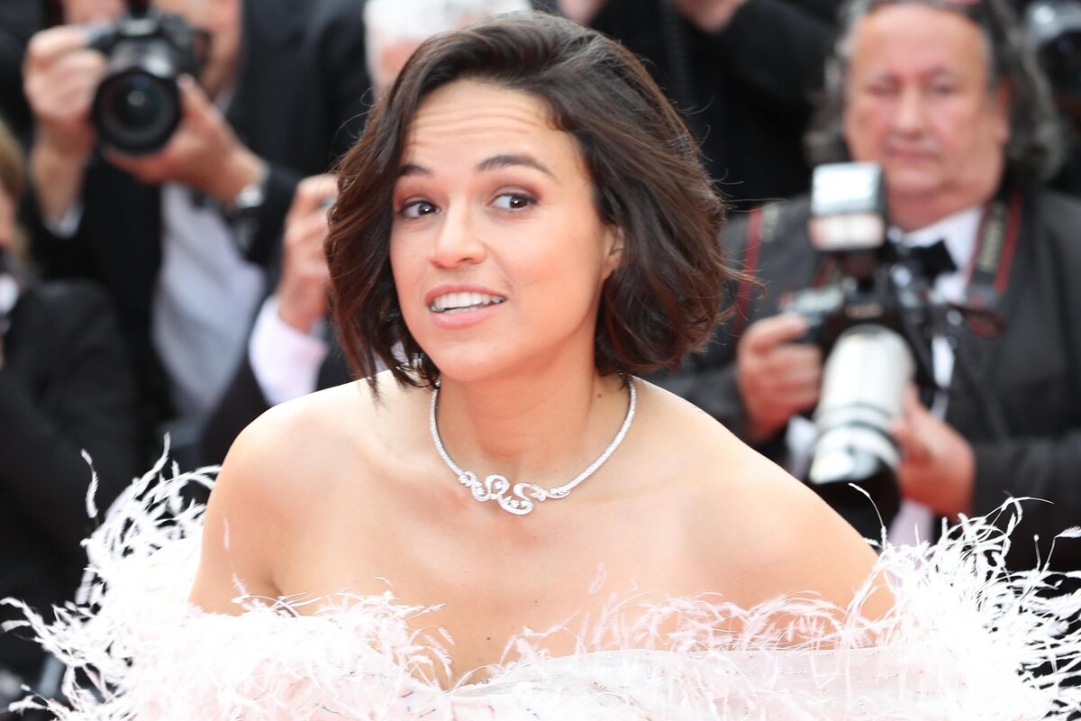     Звезда «Форсажа» Мишель Родригес показала подтянутую фигуру в белом бикини на Сардинии