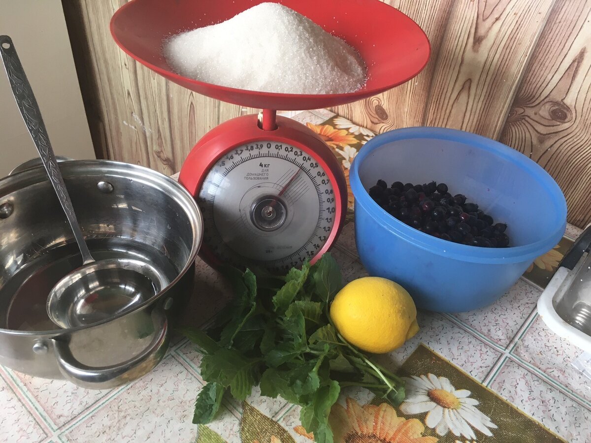    Ингредиенты для слегка желированного варенья из ирги