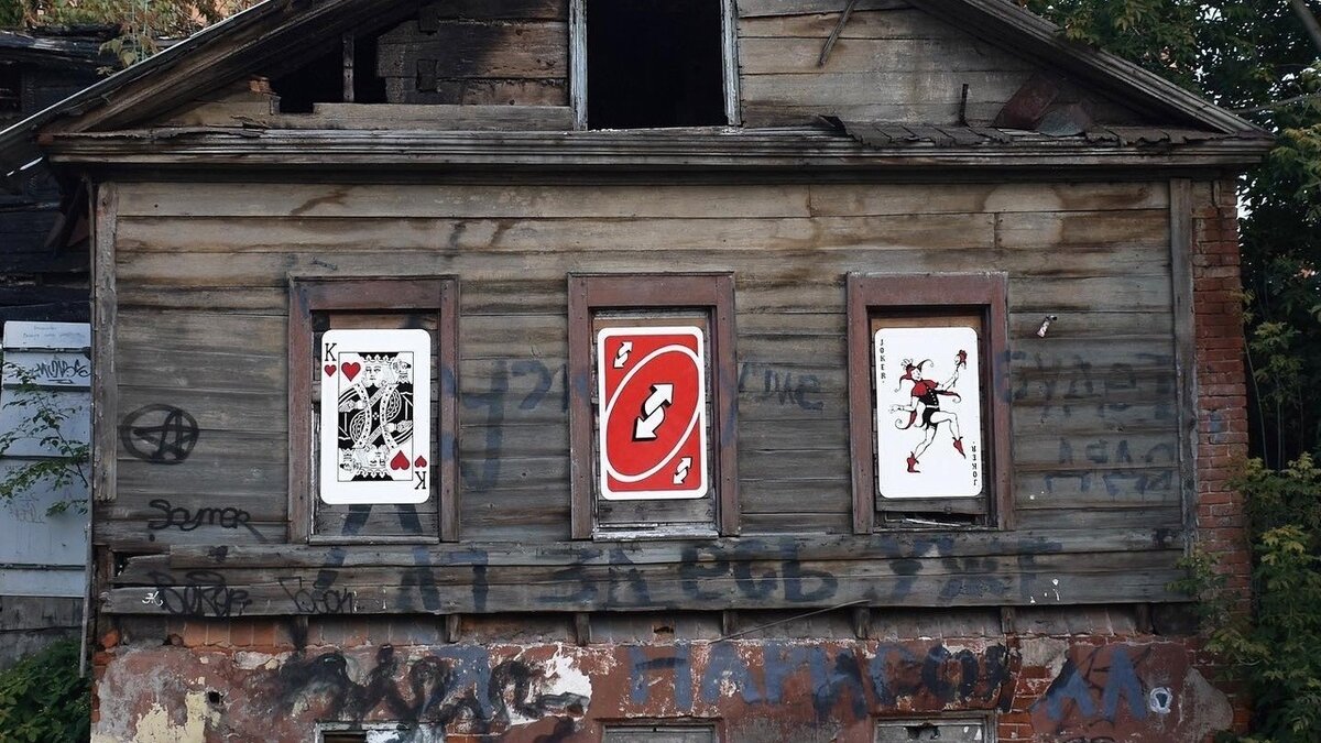     Необычный стрит-арт украсил заброшенный дом в Нижнем Новгороде. Его создателем является уличный художник с псевдонимом Lev Kise. Об этом он рассказал на своей странице в социальных сетях.